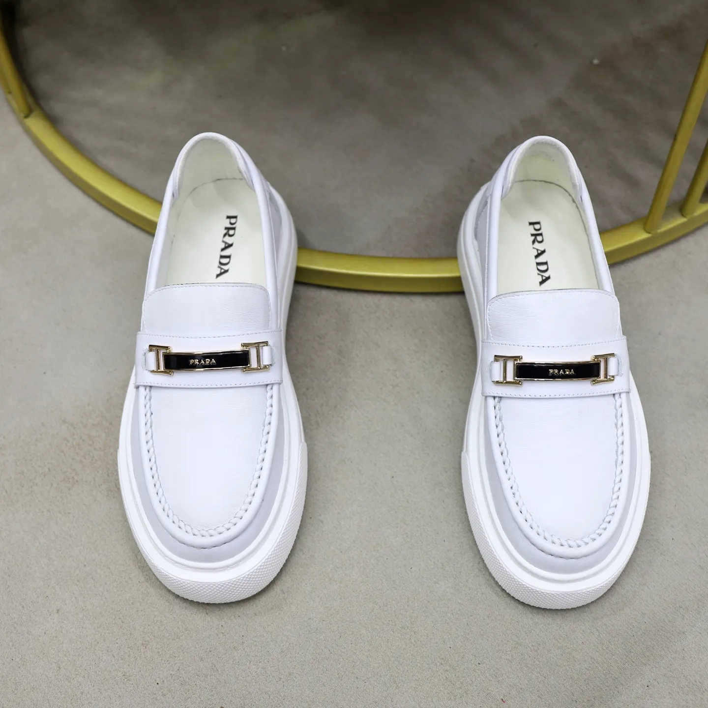 Ex-factory price: 500💰🙅‍♂️🙅‍♂️🙅‍♂️ Brand: PRADA Standard code: Men's code 38-44 (45 can be customized) Grade: Same style as the official website Original order quality Material: Original cowhide surface Comfortable lining Original outsole Style category: Men's fashionable casual leather shoes Distinguished big-name luxury elements Top luxury Color: Color of the actual picture